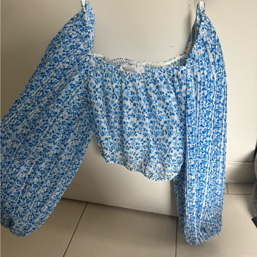 Beautiful blue flower crop top. C/MEO Collective